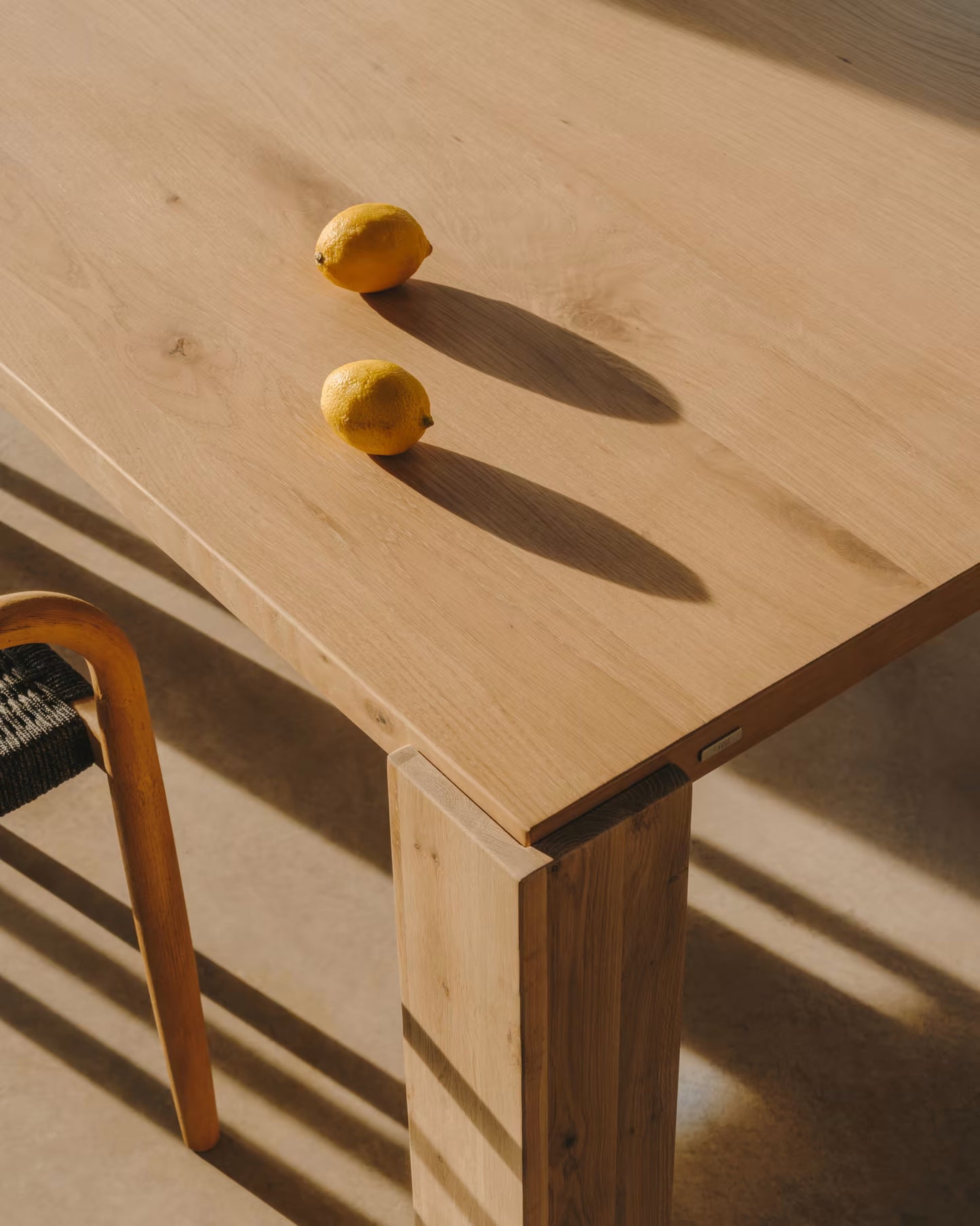 
                  
                    ARCHIE - Tisch mit Eichenfurnier und massiven Eichenbeinen 220 x 110 cm
                  
                