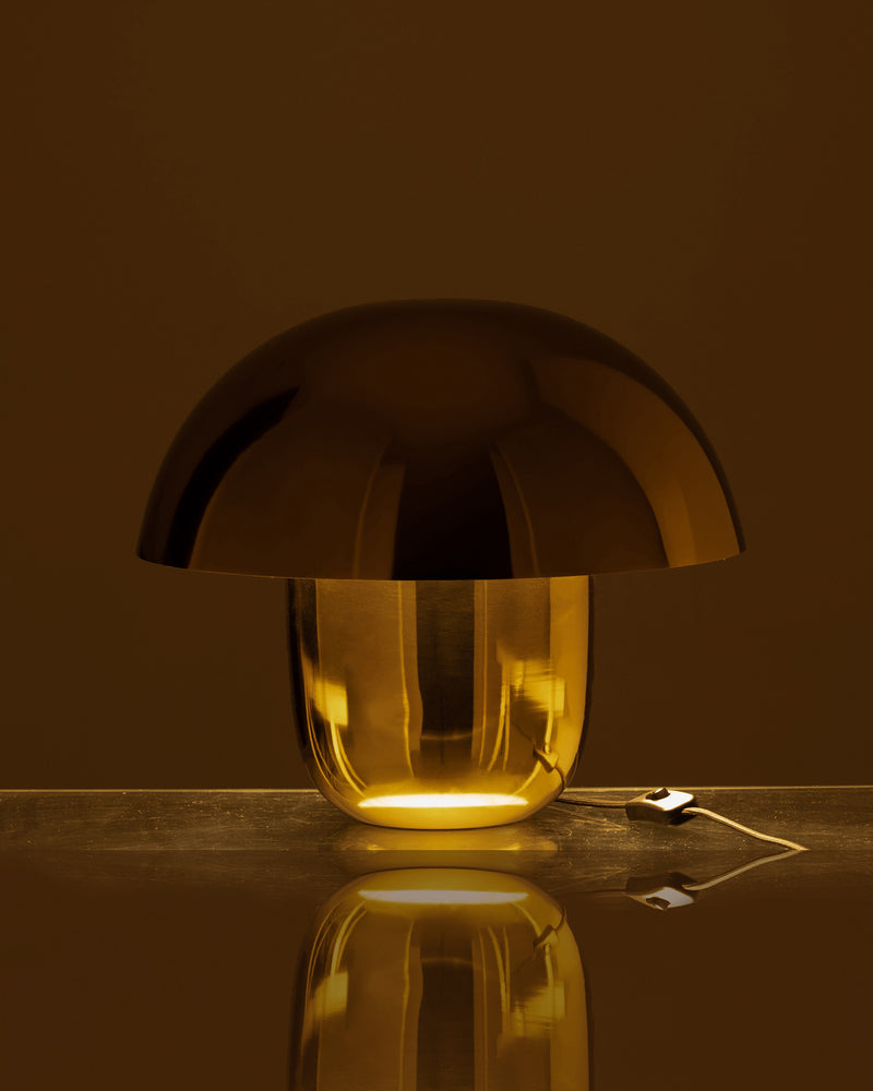 
                  
                    LUMI - goldene Lampe aus Metall
                  
                