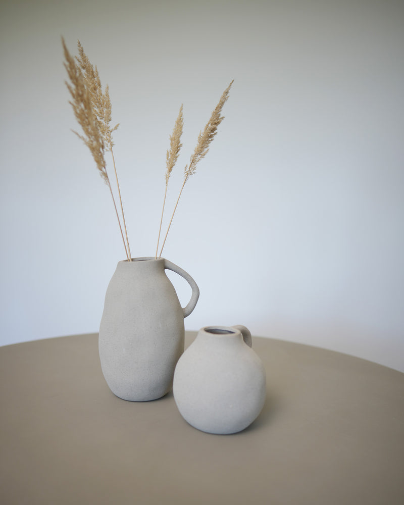 
                  
                    NURI - Vase aus Keramik mit beigem Finish 15cm
                  
                