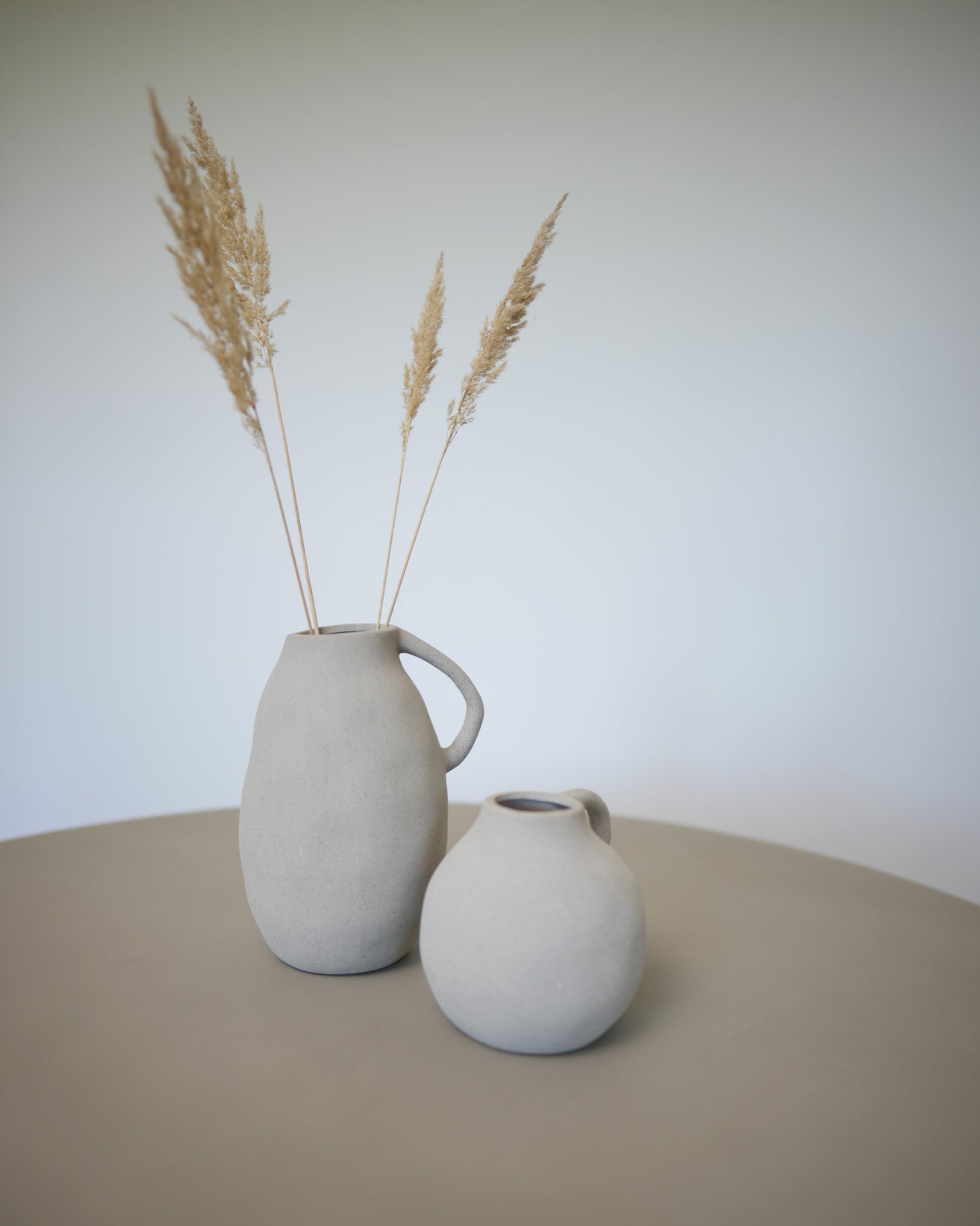 
                  
                    NURI - Vase aus Keramik mit beigem Finish 24,5cm
                  
                