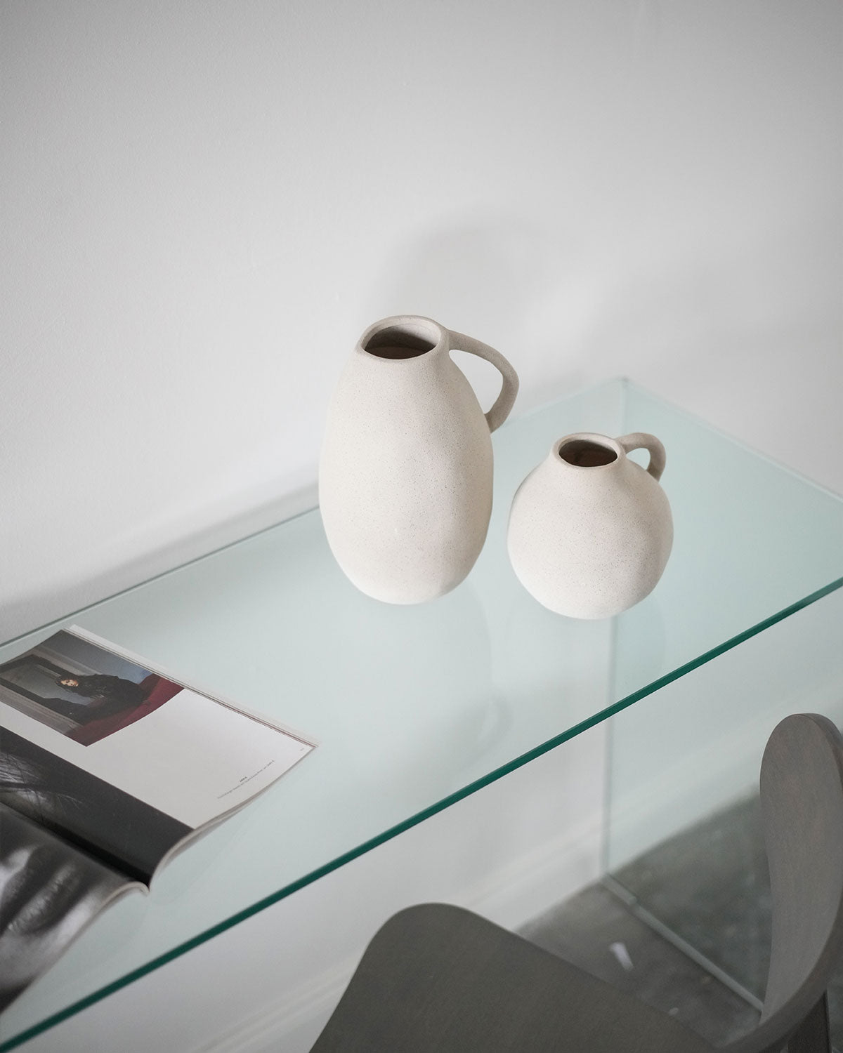 
                  
                    NURI - Vase aus Keramik mit beigem Finish 24,5cm
                  
                