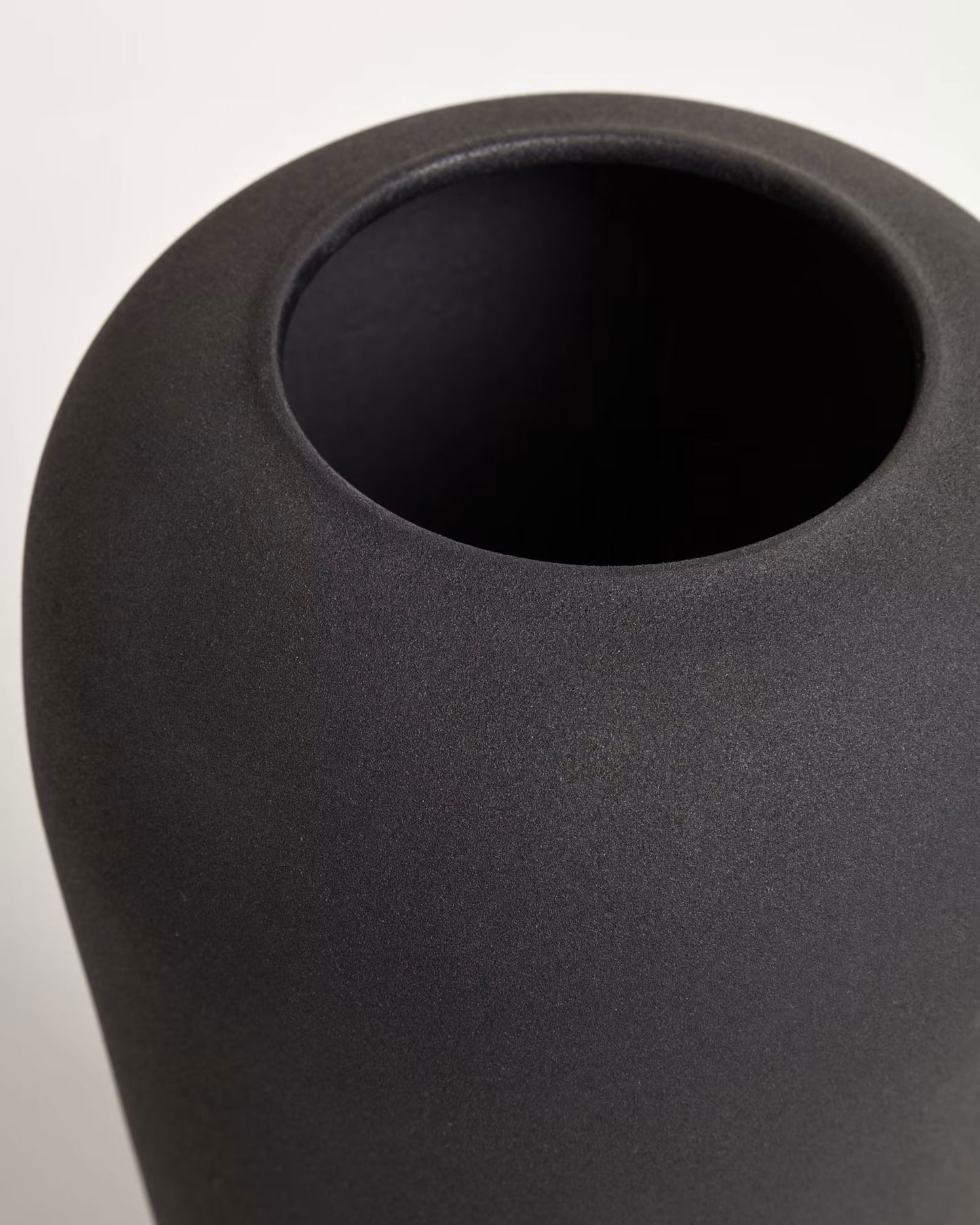 
                  
                    DYLA - große Vase aus Metall schwarz 48cm
                  
                